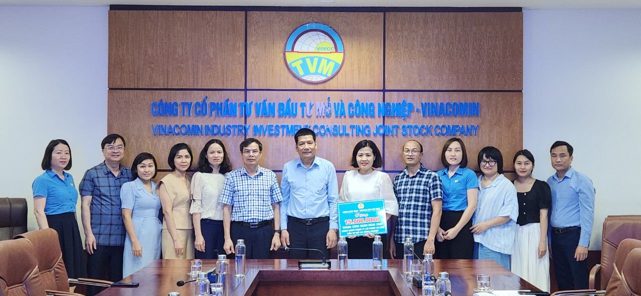 Công đoàn TKV  thăm, tặng quà cho Công đoàn Công ty cổ phần Tư vấn đầu tư mỏ và công nghiệp nhân dịp Tháng công nhân năm 2024.